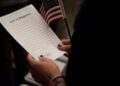 Trump prepara ofensiva migratoria: buscará retirar ciudadanía a cientos de naturalizados en EE.UU.