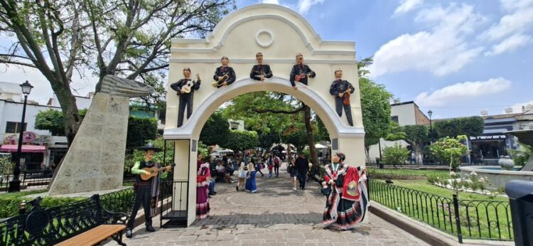 Tlaquepaque se viste de Mundial 2026 con nuevos atractivos turísticos y un balón gigante de arte urbano