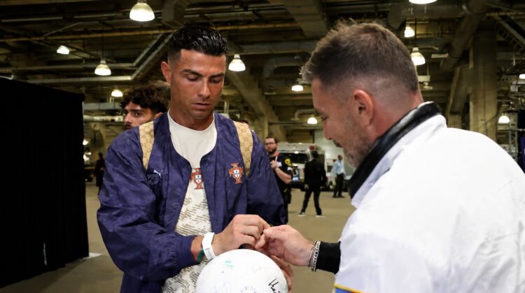Julián Gil crea la “joya del Mundial 2026”: balón reúne firmas de Cristiano Ronaldo, Neymar y figuras del fútbol