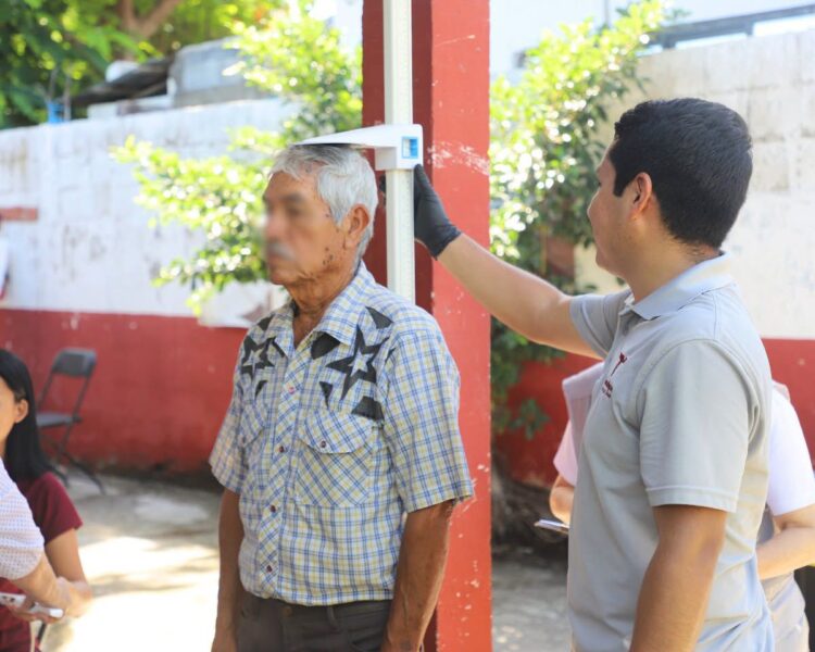 Brinda SEBIEN y Salud atención en Comedores de Bienestar