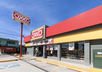 Oxxo va por el mercado del desayuno: busca competir con puestos tradicionales de comida en México