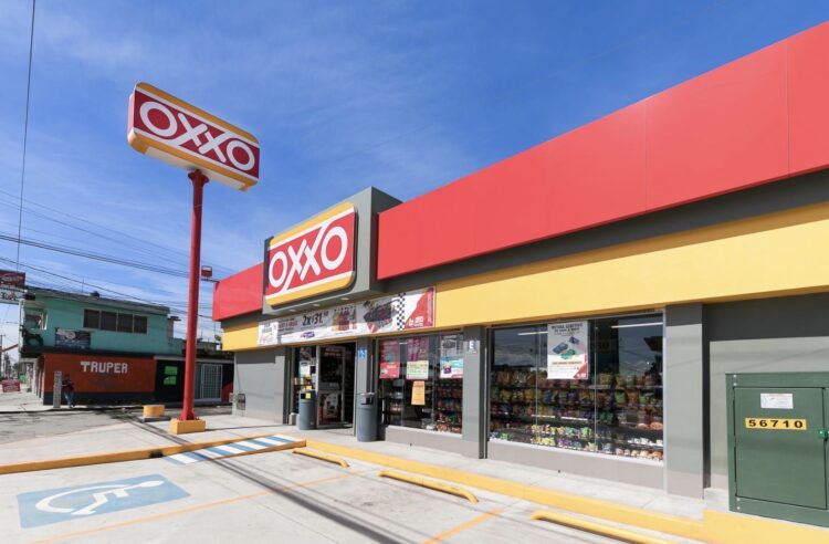 Oxxo va por el mercado del desayuno: busca competir con puestos tradicionales de comida en México