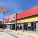 Oxxo va por el mercado del desayuno: busca competir con puestos tradicionales de comida en México