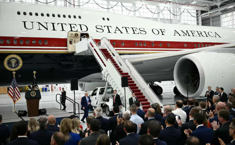 Trump presenta el nuevo Air Force One: el Boeing 747-8 de lujo que reemplazará al avión presidencial histórico