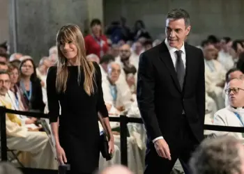 Esposa de Pedro Sánchez enfrentará juicio en España por presunta corrupción y tráfico de influencias