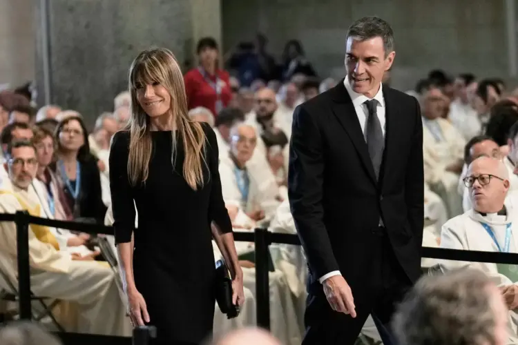 Esposa de Pedro Sánchez enfrentará juicio en España por presunta corrupción y tráfico de influencias