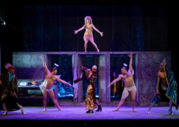 “Ángeles en América” llega completa por primera vez a México con una puesta en escena que desafía al teatro contemporáneo