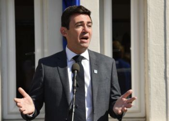 Andy Burnham: quién es el político laborista que busca llegar al poder en Reino Unido tras la salida de Keir Starmer