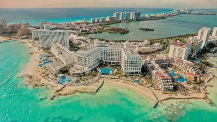 Semarnat evalúa nuevo proyecto para recuperar playa en Cancún; expertos alertan sobre riesgos de erosión