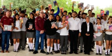 Continúa entrega de libros a jóvenes por parte del ITCA en diversos municipios