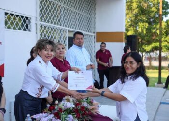 Se gradúan estudiantes del CEDEX en Victoria