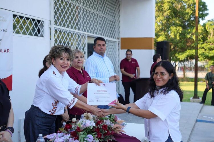 Se gradúan estudiantes del CEDEX en Victoria
