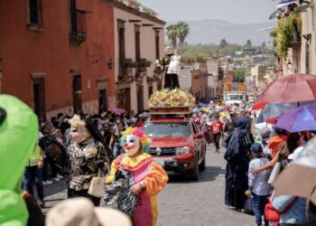 Desfile de los Locos en San Miguel de Allende: la fiesta llena de color, música y tradición que conquista las calles
