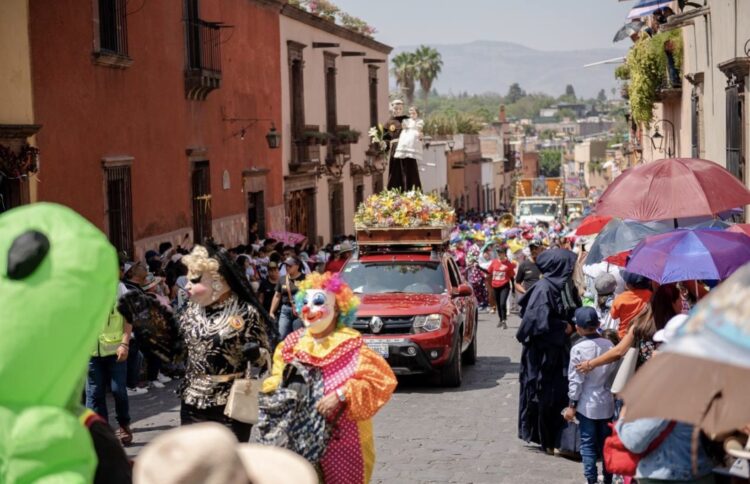 Desfile de los Locos en San Miguel de Allende: la fiesta llena de color, música y tradición que conquista las calles