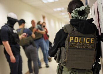 Juez federal frena arrestos migratorios en tribunales de Estados Unidos impulsados por el gobierno de Trump