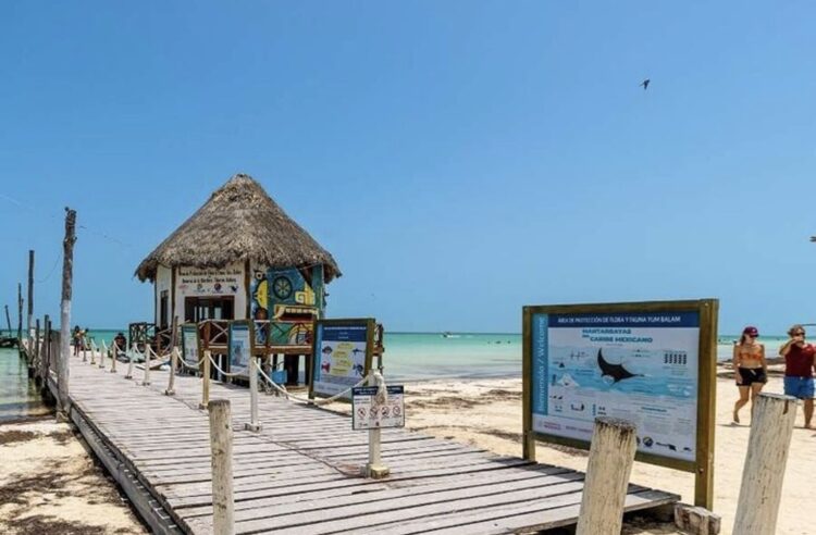 Semarnat frena hotel de palafitos en Holbox y activa protección ambiental por 20 años