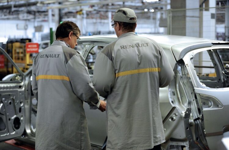 Renault recortará 800 puestos de ingeniería en Francia ante la presión de fabricantes chinos de autos