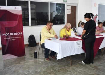 Inicia SSPT entrega de becas para fortalecer la educación de servidores públicos y sus familias