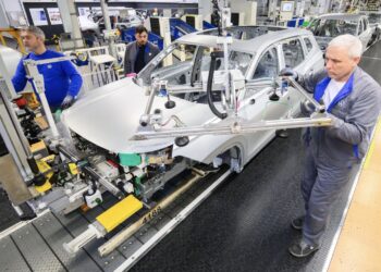 Volkswagen enfrenta crisis histórica: analiza cerrar plantas y recortar hasta 100 mil empleos