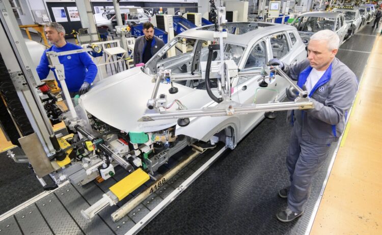 Volkswagen enfrenta crisis histórica: analiza cerrar plantas y recortar hasta 100 mil empleos