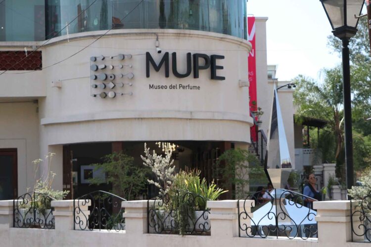 Estudiantes de la UAG exponen sus trabajos en el Museo del Perfume