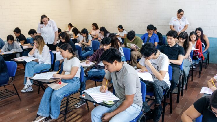 Aspirantes a ingresar a la UAT presentan examen CENEVAL
