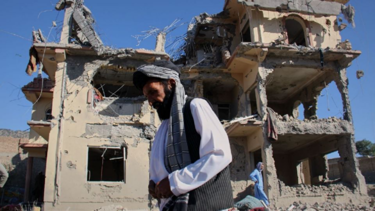 Bombardeos de Pakistán en Afganistán dejan decenas de civiles muertos y elevan la tensión fronteriza