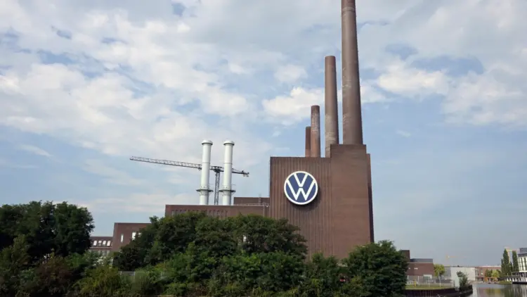 Alemania busca frenar cierres de Volkswagen ante posible recorte masivo de empleos