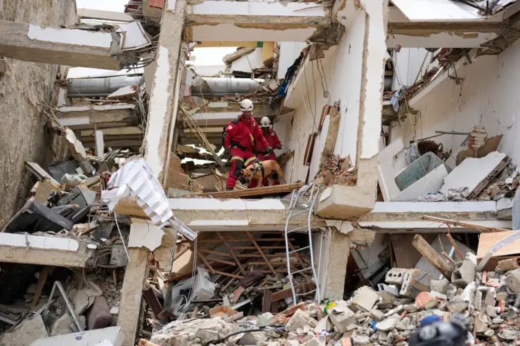 Aumenta a mil 943 la cifra de muertos por sismos en Venezuela; más de 6 mil personas han sido rescatadas