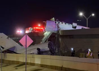 Tragedia en Laredo: avioneta se desploma sobre transitada avenida y deja un fallecido