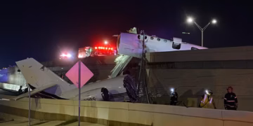Tragedia en Laredo: avioneta se desploma sobre transitada avenida y deja un fallecido