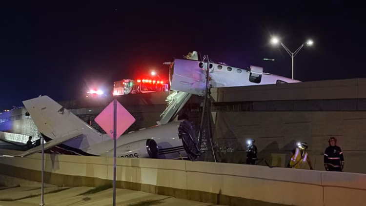 Tragedia en Laredo: avioneta se desploma sobre transitada avenida y deja un fallecido