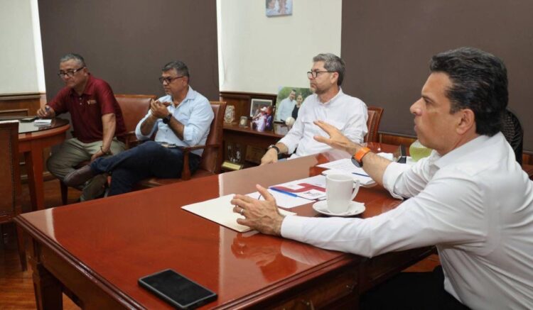 Alcalde Lalo Gattás evalúa y refuerza estrategia de recolección y limpieza en Victoria.