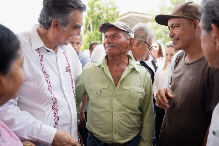 Américo y María de Villarreal llevan apoyos y servicios gratuitos a las familias de Antiguo Morelos