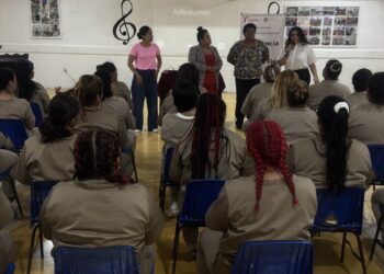 Imparten conferencia y activación física a mujeres del CEDES Altamira