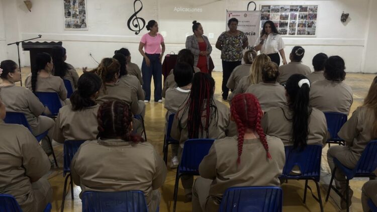 Imparten conferencia y activación física a mujeres del CEDES Altamira