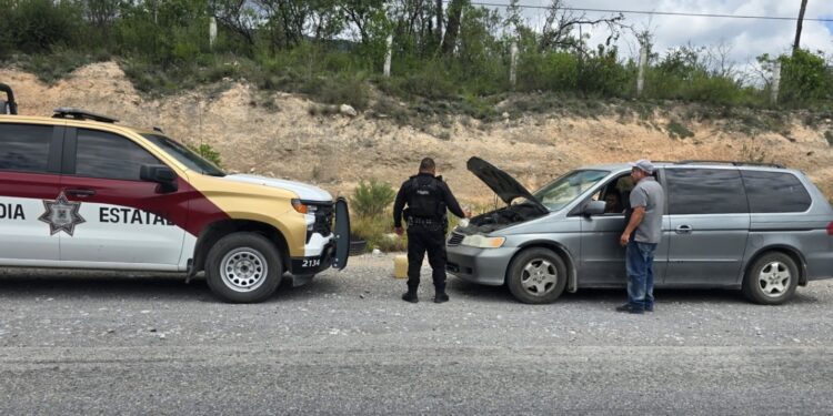 Guardia Estatal auxilia a conductor tras falla mecánica en la carretera Tula–Victoria
