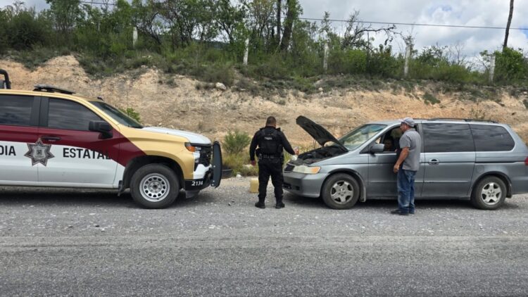Guardia Estatal auxilia a conductor tras falla mecánica en la carretera Tula–Victoria