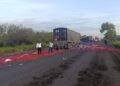 Cierran circulación en la Victoria-Monterrey tras choque entre tractocamiones