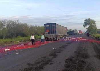 Cierran circulación en la Victoria-Monterrey tras choque entre tractocamiones