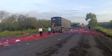 Cierran circulación en la Victoria-Monterrey tras choque entre tractocamiones
