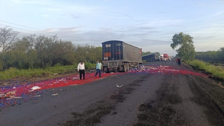Cierran circulación en la Victoria-Monterrey tras choque entre tractocamiones