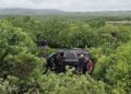 Guardia Estatal rescata a familia tras volcadura en carretera