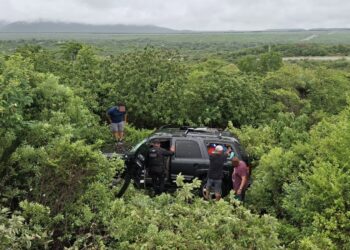 Guardia Estatal rescata a familia tras volcadura en carretera