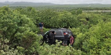Guardia Estatal rescata a familia tras volcadura en carretera