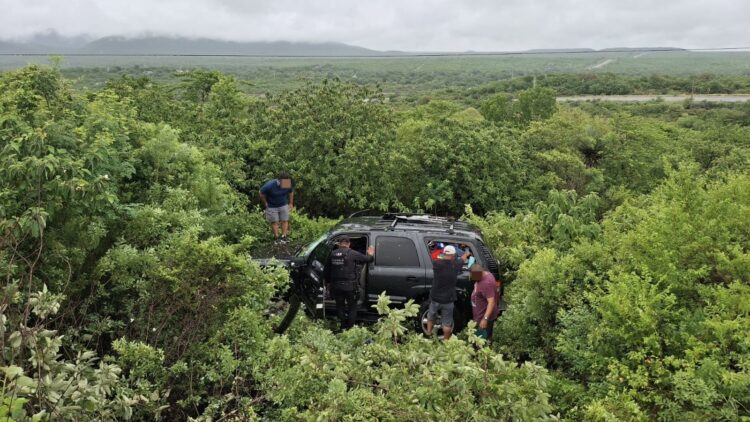 Guardia Estatal rescata a familia tras volcadura en carretera