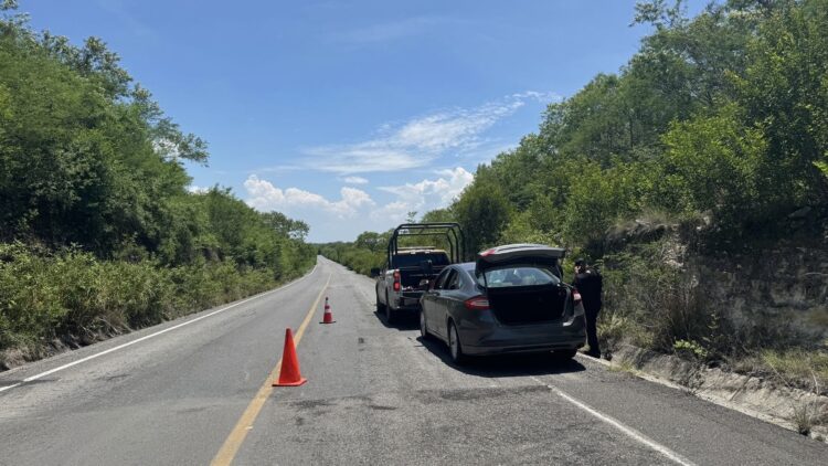Guardia Estatal auxilia a conductor varado por falla en neumático en carretera de Abasolo
