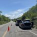 Guardia Estatal auxilia a conductor varado por falla en neumático en carretera de Abasolo
