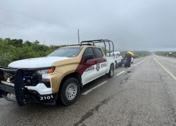 Guardia Estatal auxilia a conductora varada en carretera de Abasolo durante operativo de vigilancia