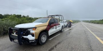 Guardia Estatal auxilia a conductora varada en carretera de Abasolo durante operativo de vigilancia